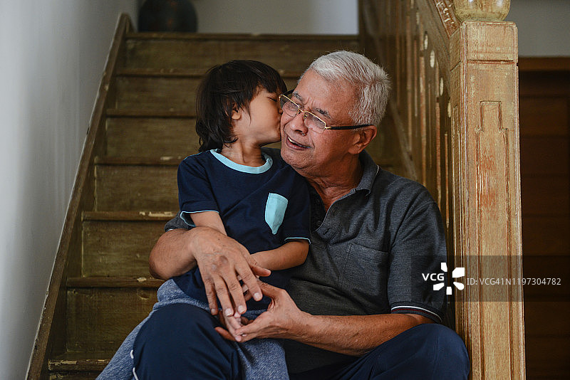 亚洲爷爷在家拥抱孙子图片素材
