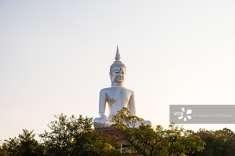 阳光明媚的一天：泰国大佛雕像图片素材