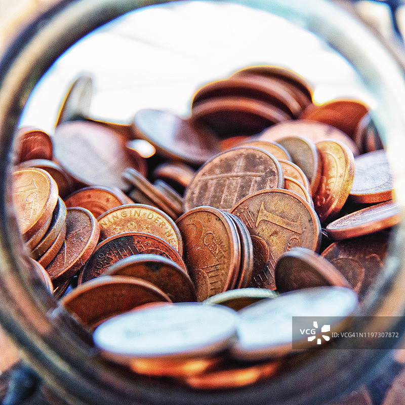 装满硬币的玻璃罐特写图片素材