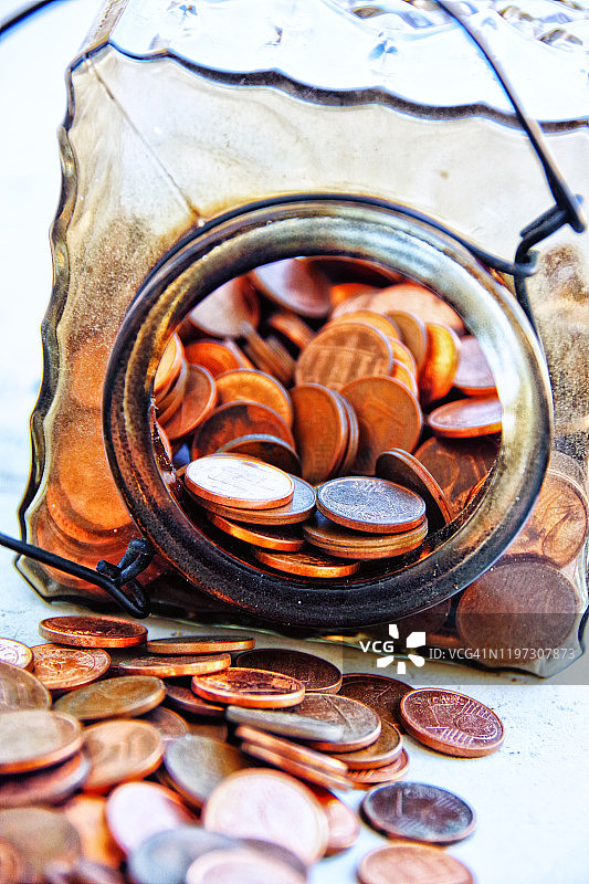 玻璃罐中的欧元分币图片素材