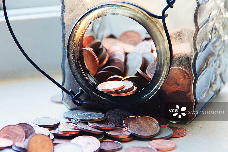 玻璃罐中欧盟硬币的特写图片素材