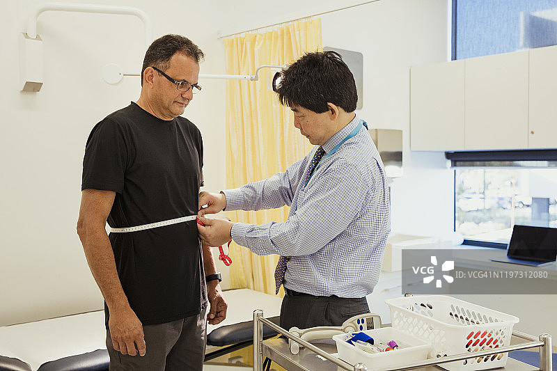 医生为病人测量腹部图片素材