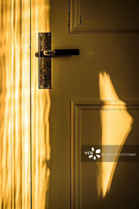旧门上的太阳黑子图片素材