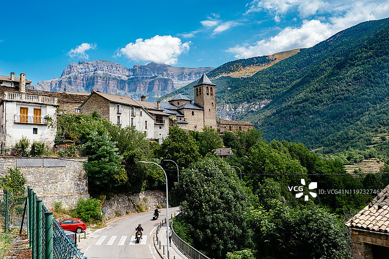 具有特色教堂钟楼的村庄景观图片素材