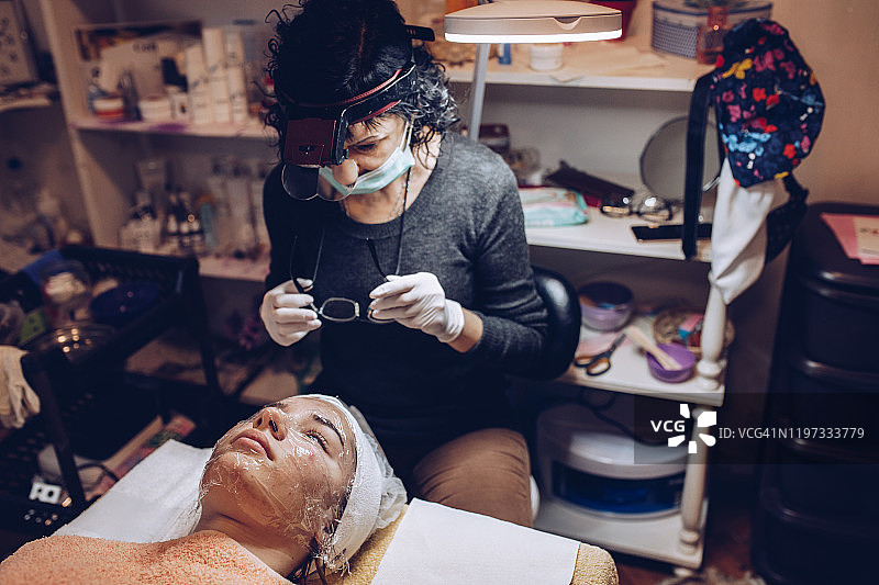 年轻女人在美容院接受清洁护理图片素材