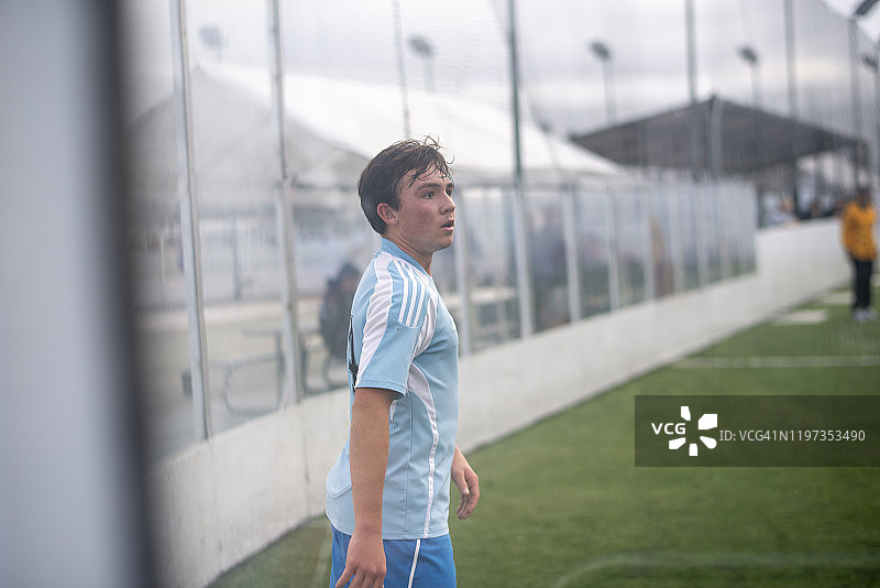 少年在室内踢足球图片素材