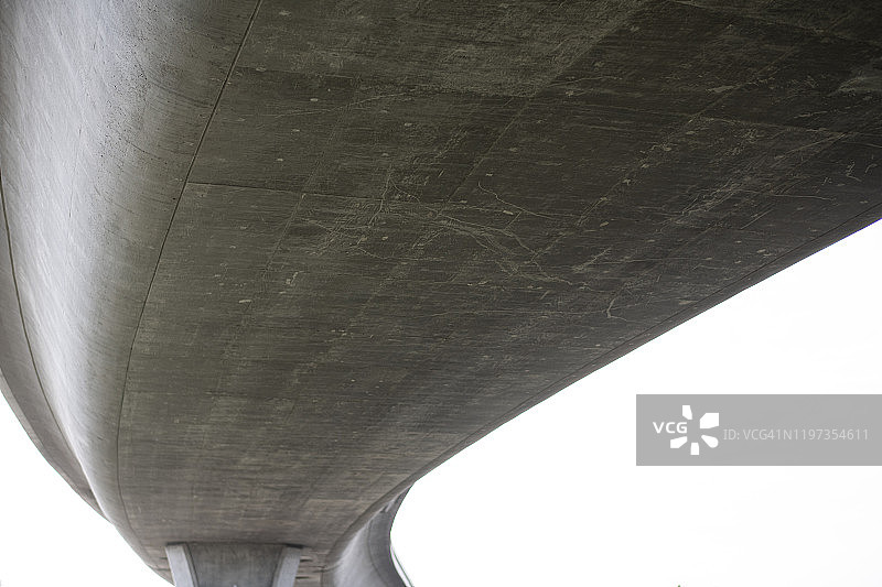 弧形混凝土立交桥的底部图片素材