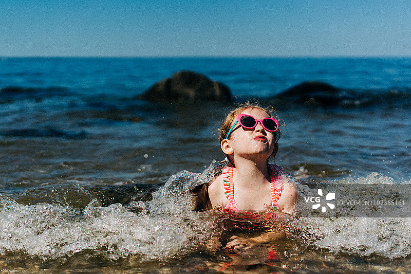 小女孩在长岛海峡游泳图片素材