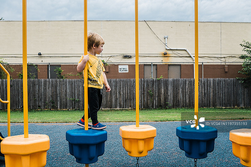 小男孩走过游戏设施图片素材