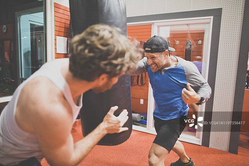 跆拳道教练和客户在健身房练习拳击图片素材