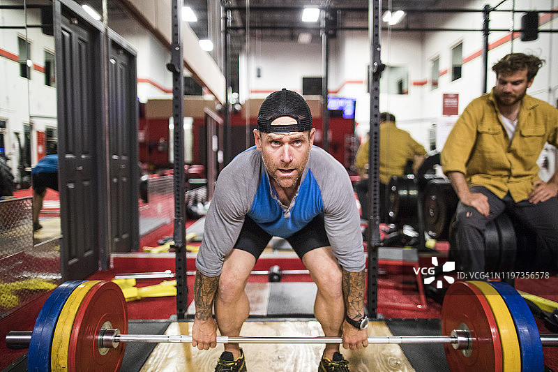 男人在健身房完成硬拉图片素材