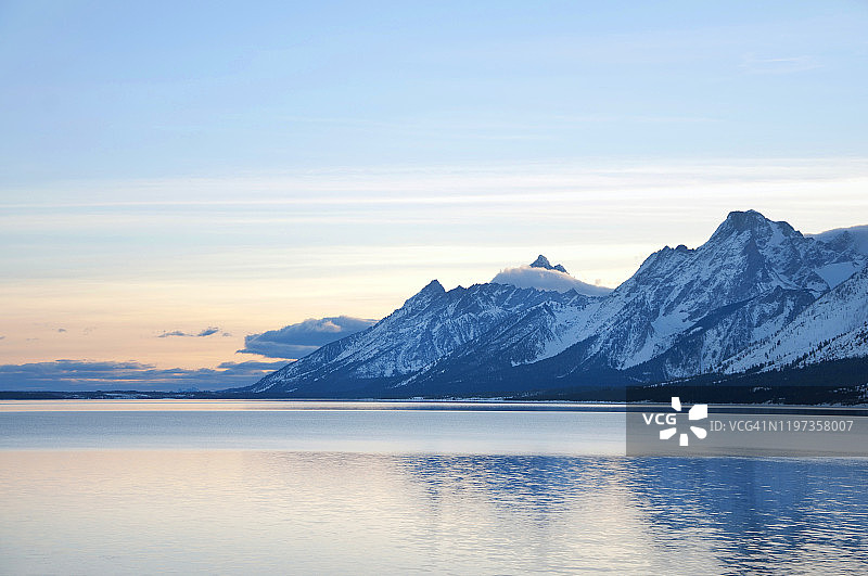 日落时分的杰克逊湖与提顿山脉图片素材