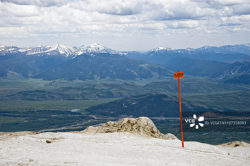 雪地里的暂停营业标志，背景是杰克逊霍尔山谷图片素材