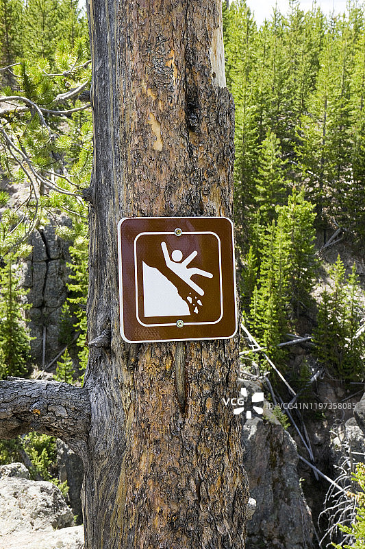 悬崖危险提示牌，徒步旅行者适用，张贴在树上图片素材