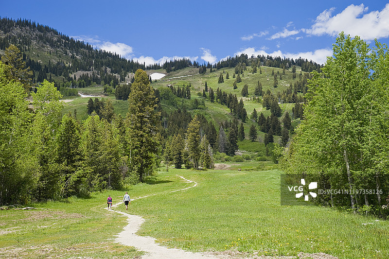 一对情侣在杰克逊霍尔山度假区徒步旅行图片素材