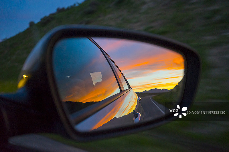 夜晚后视镜日落天空图片素材
