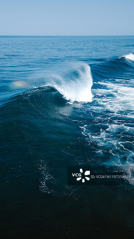 航拍海浪在海中翻滚图片素材