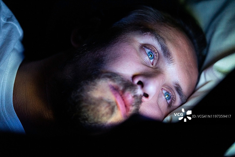 白人男子正在看手机图片素材