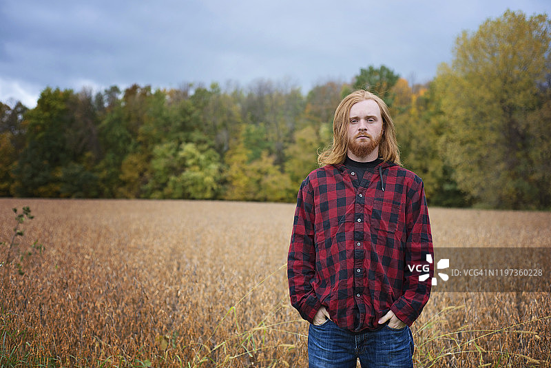 在乡村留着红色长发和胡须的年轻男人图片素材
