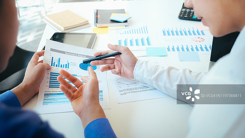 洽谈招商合作。图片素材