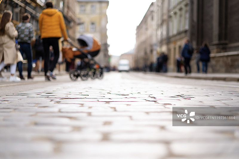 模糊的铺路石与行人背景图片素材