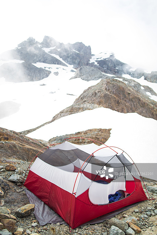天空飞行员山下岩石上的帐篷图片素材