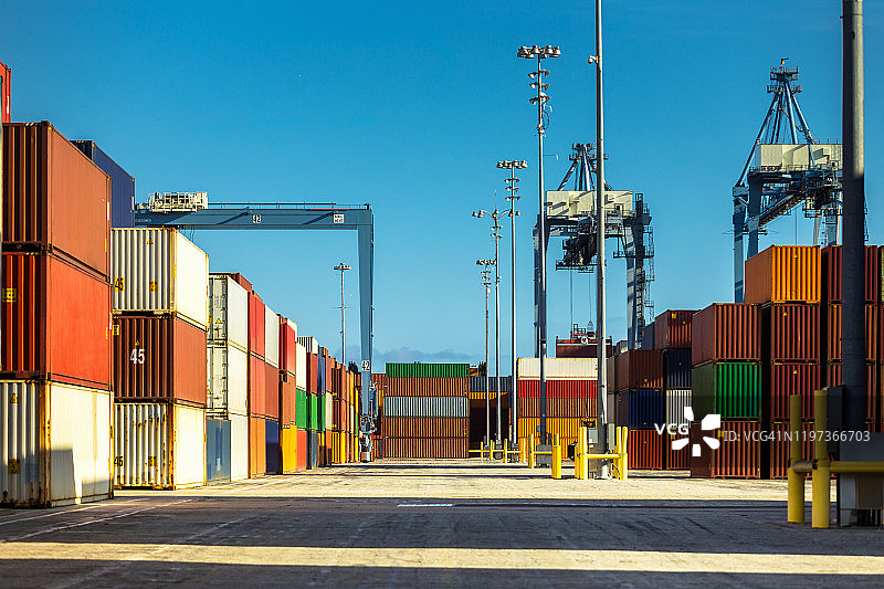 多式联运码头的跨运车图片素材