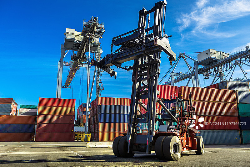 巨大的起重机和跨运车在集装箱上图片素材