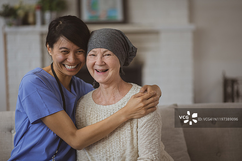 护士拥抱癌症患者的素材照片图片素材