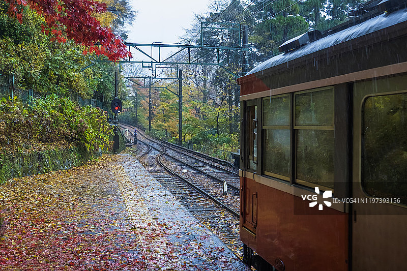 秋季箱根铁道站台和列车图片素材