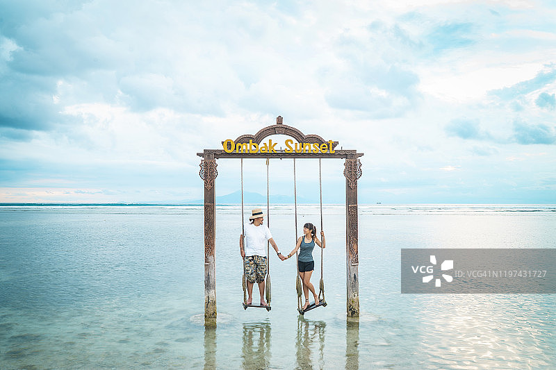 海滩情侣荡秋千图片素材