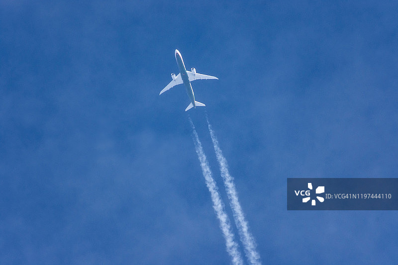 在日本蓝色天空飞行的飞机图片素材