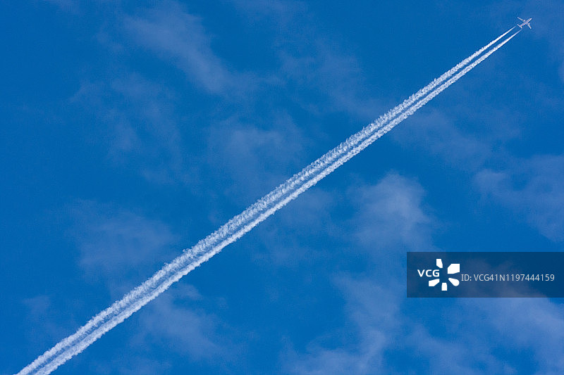 在日本蓝色天空飞行的飞机图片素材