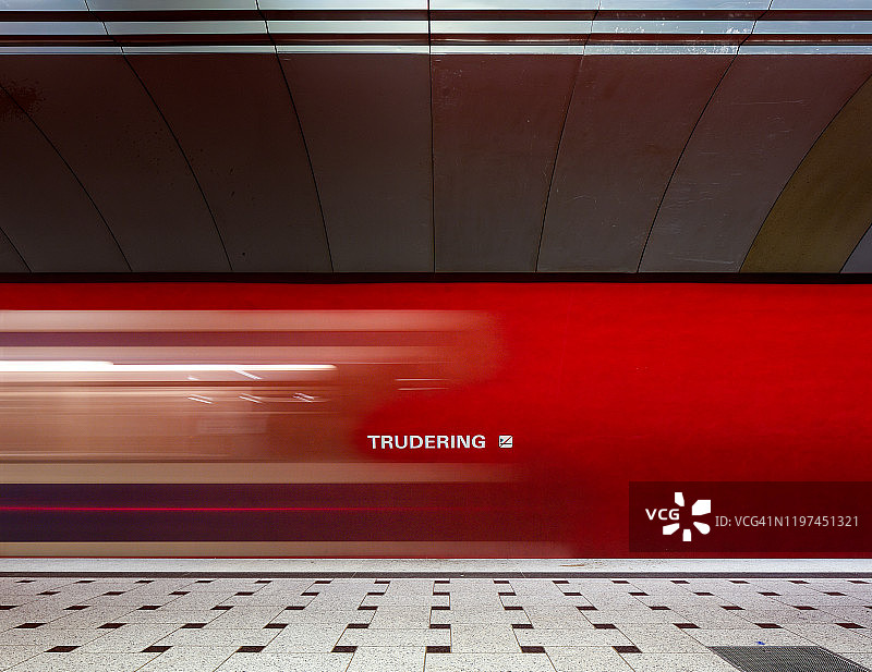 德国慕尼黑，特鲁德灵地铁站与地铁移动的模糊影像图片素材