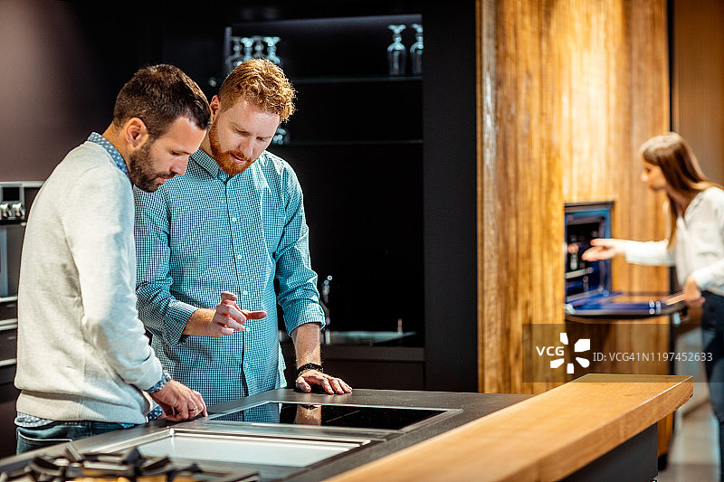 厨房电器店销售代表演示电磁炉图片素材