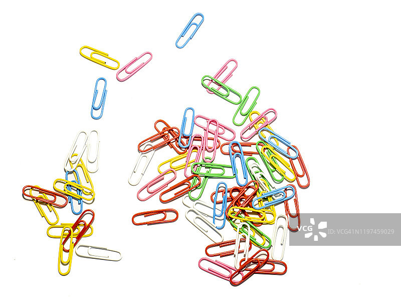 散落在白色背景上的彩色回形针图片素材