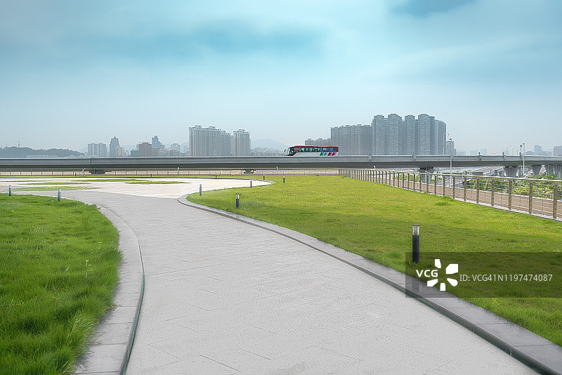 穿过草坪的混凝土小路图片素材