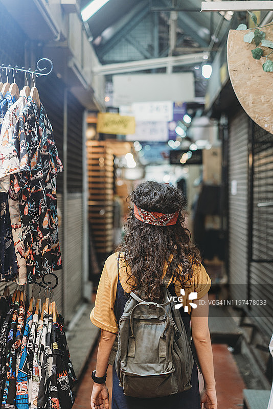 年轻女人在市场购物图片素材