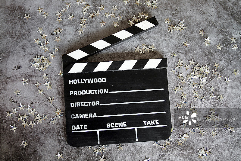 黑色背景上的电影制作人拍板图片素材