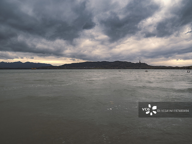 中国杭州西湖暴雨前景色（背景为宝石山）图片素材