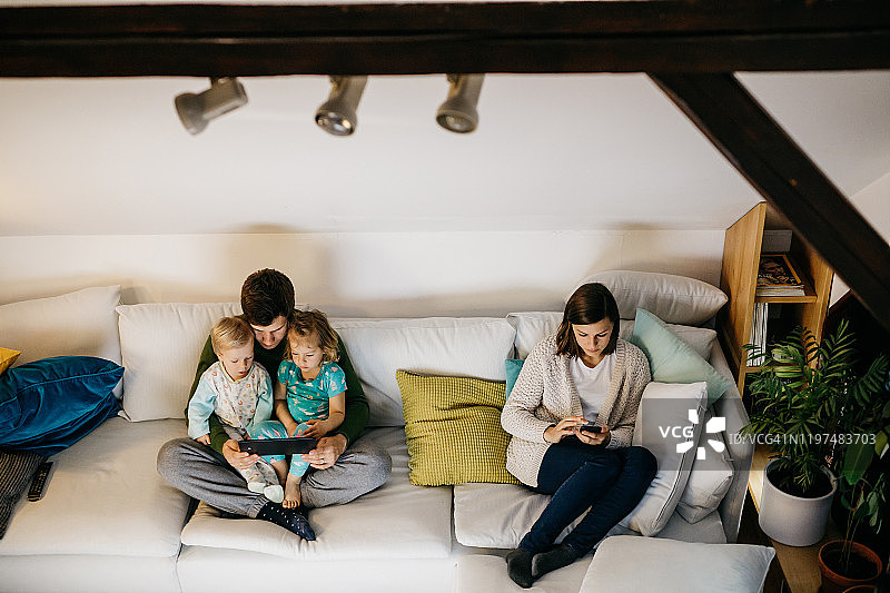 使用电子设备的现代家庭图片素材