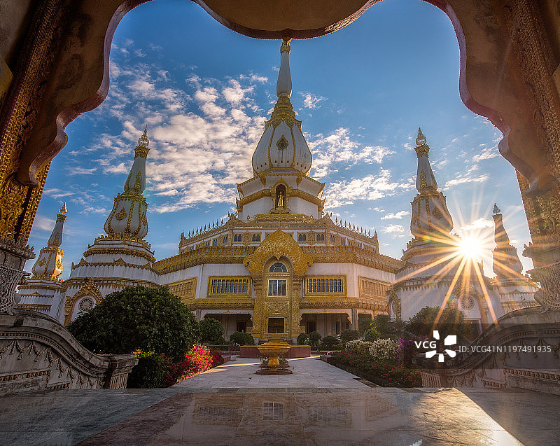 泰国黎逸府的帕玛哈Chedi Chai Mongkol寺图片素材
