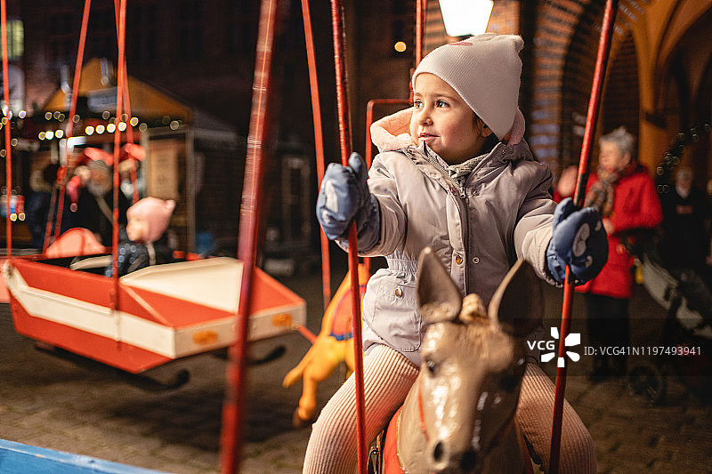 旋转木马骑行乐趣图片素材