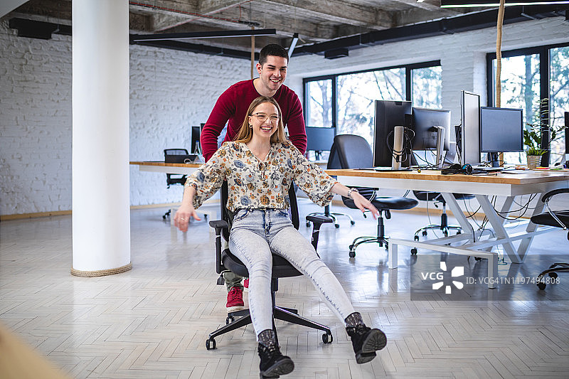 在工作中玩得开心的网页设计师图片素材