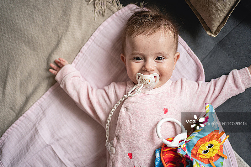 快乐顽皮的女婴图片素材