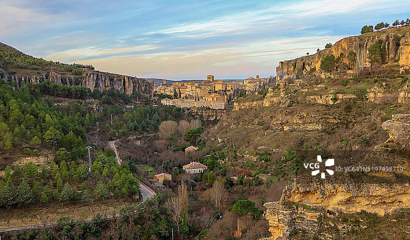 韦卡尔河与昆卡市的日出图片素材