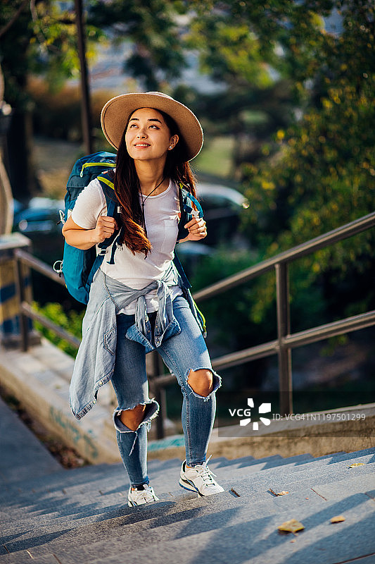 年轻旅行者肖像图片素材