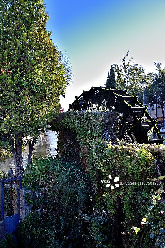 索格河畔利勒古镇：解放大道与鲁热德利尔码头之间的古老水车图片素材