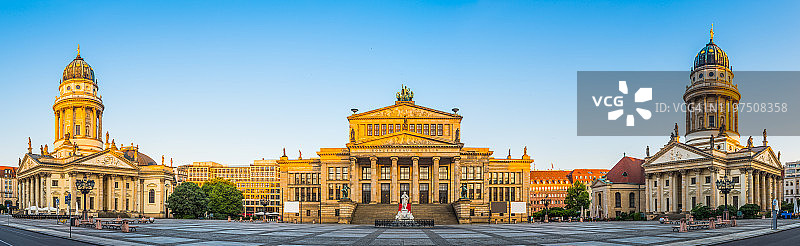 日出时分灯火通明的柏林宪兵广场全景，德国图片素材