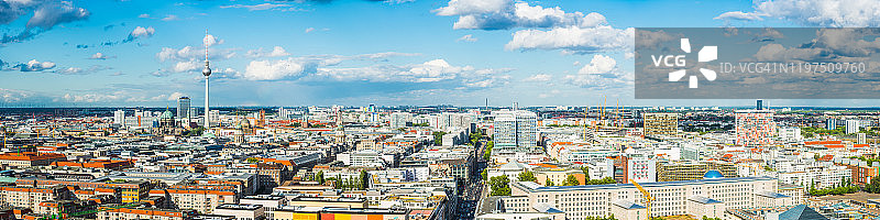 从空中俯瞰德国柏林市中心城市天际线和电视塔全景图片素材